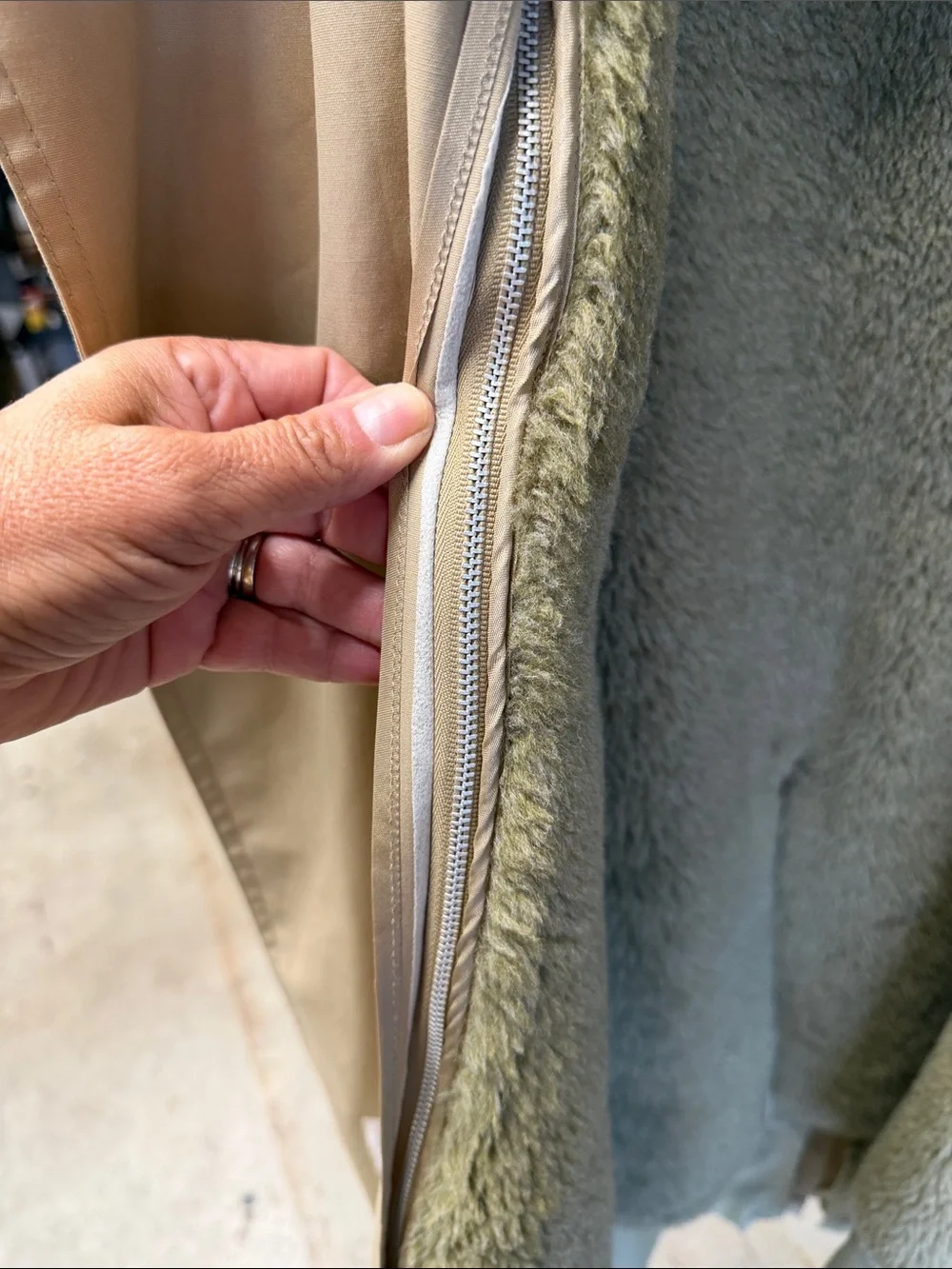 Vintage Men's Beige Double-Breasted Trench Coat - Classic Style, sized 42 long